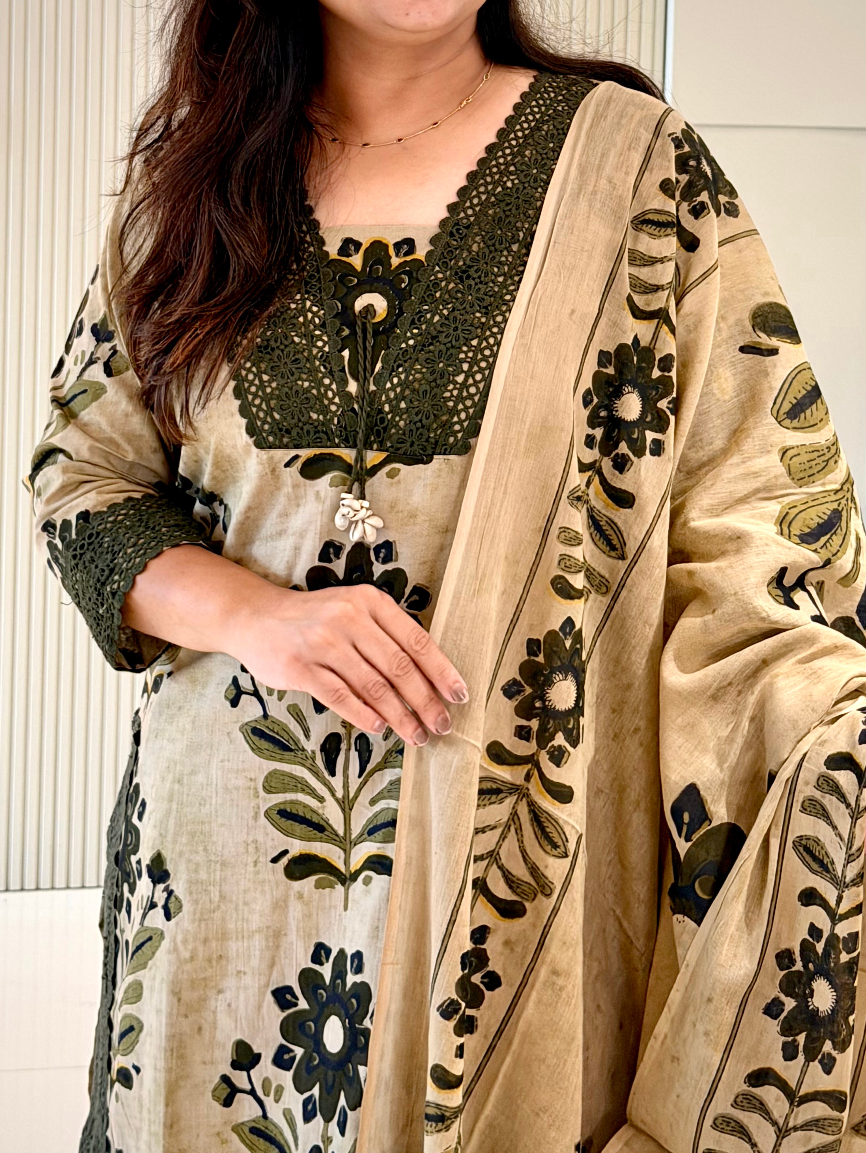 Varusha Green Cotton Floral Farshi Dupatta Set