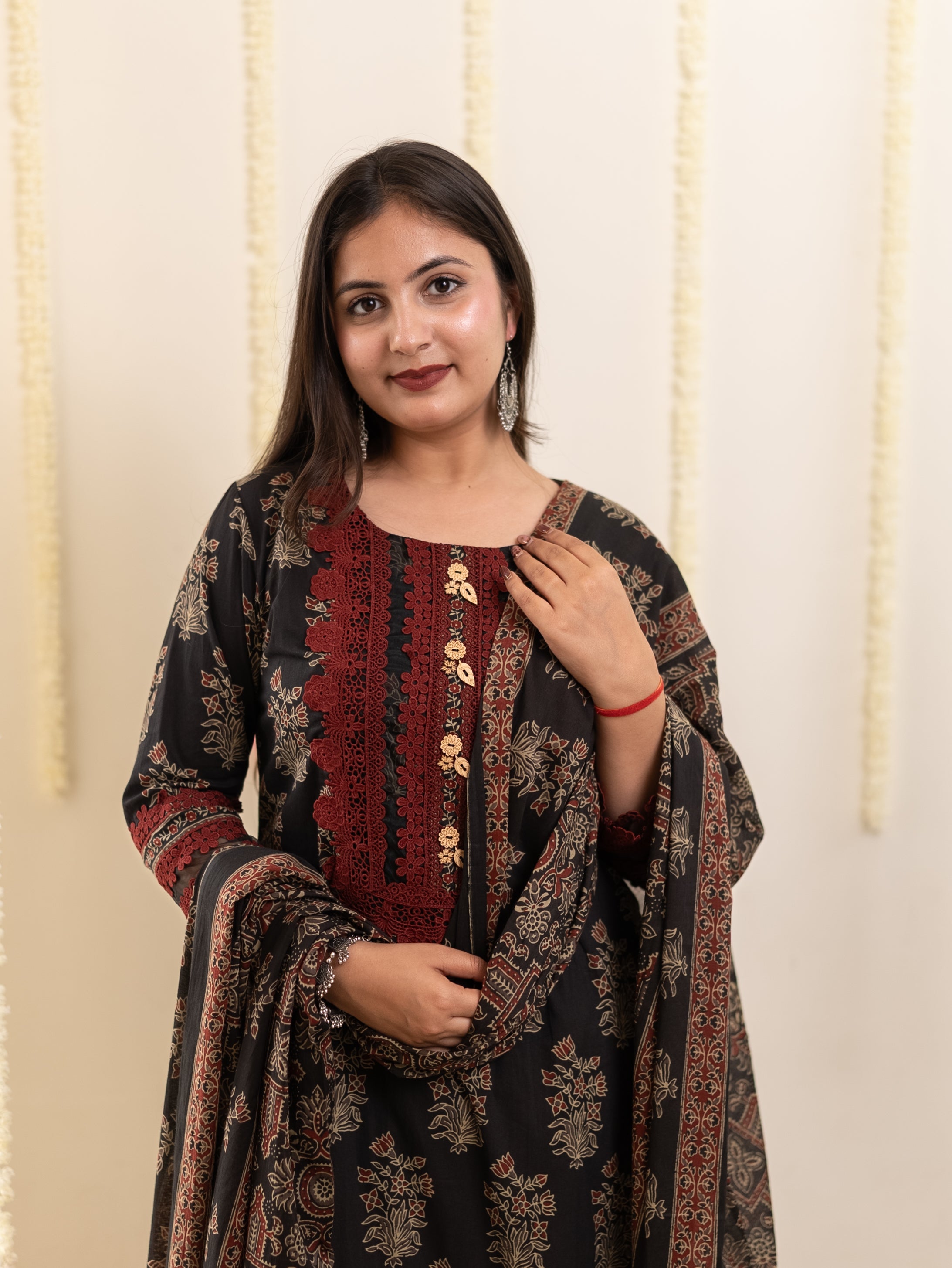 Tahira Black Cotton Lace Detailed Straight Dupatta Set