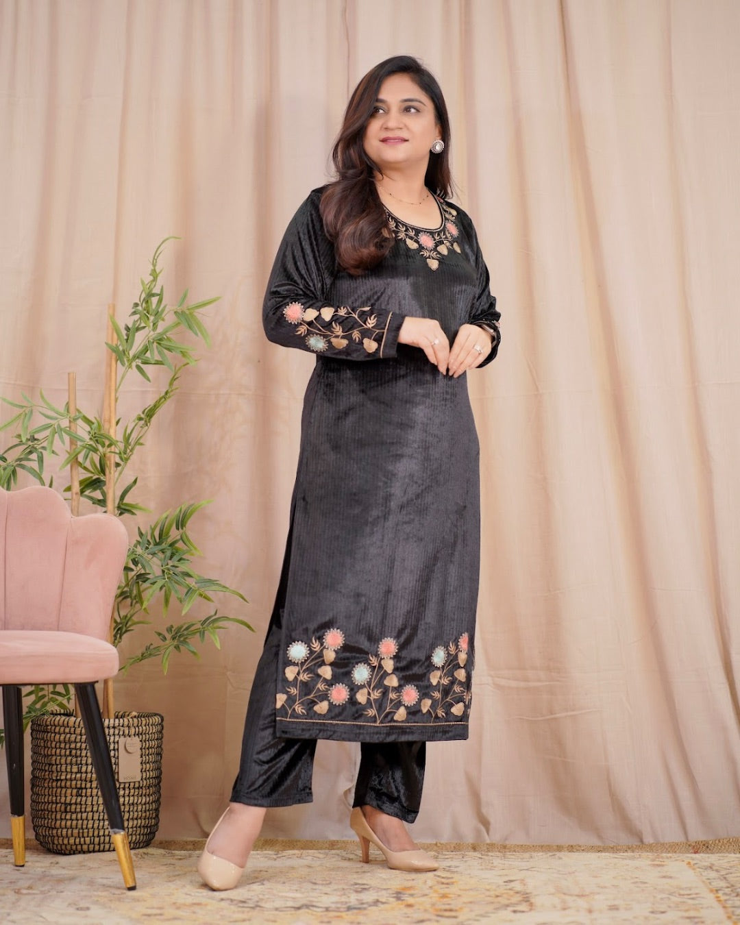 Embroidered velvet Pant Set with Pocket