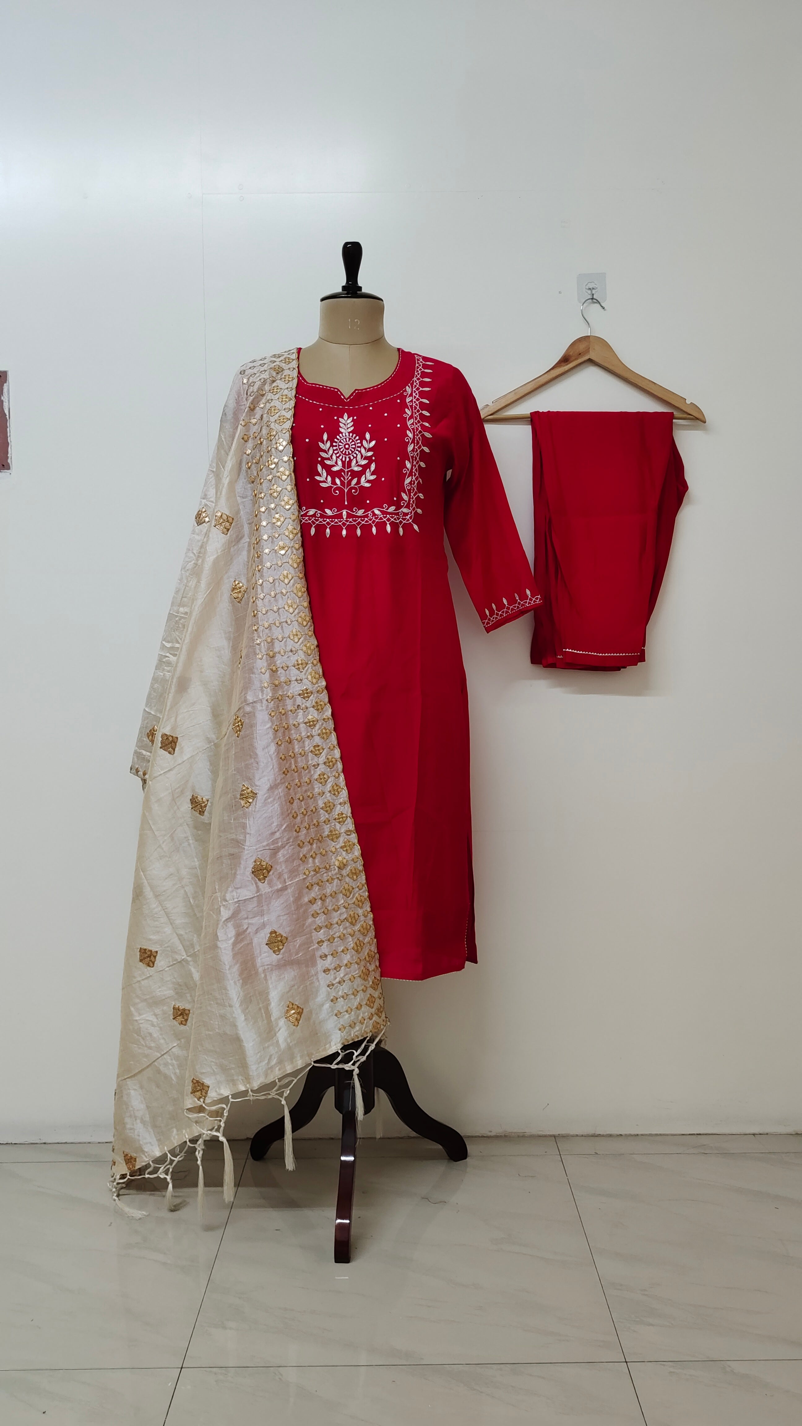 Gokhna Premium Muslin Embroidered Dupatta Set
