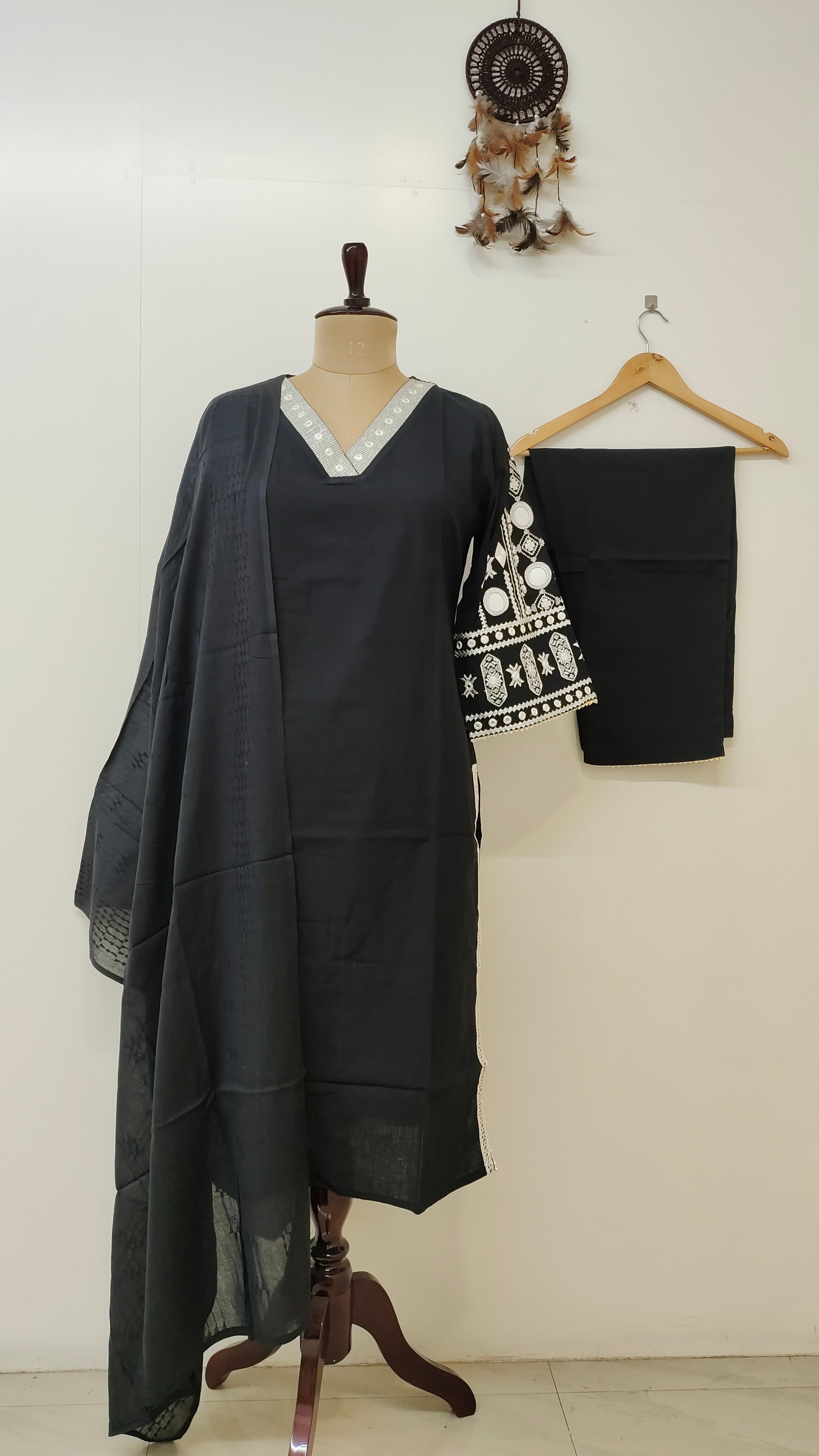 Siya Cotton Kutch Embroidered Straight Dupatta Set