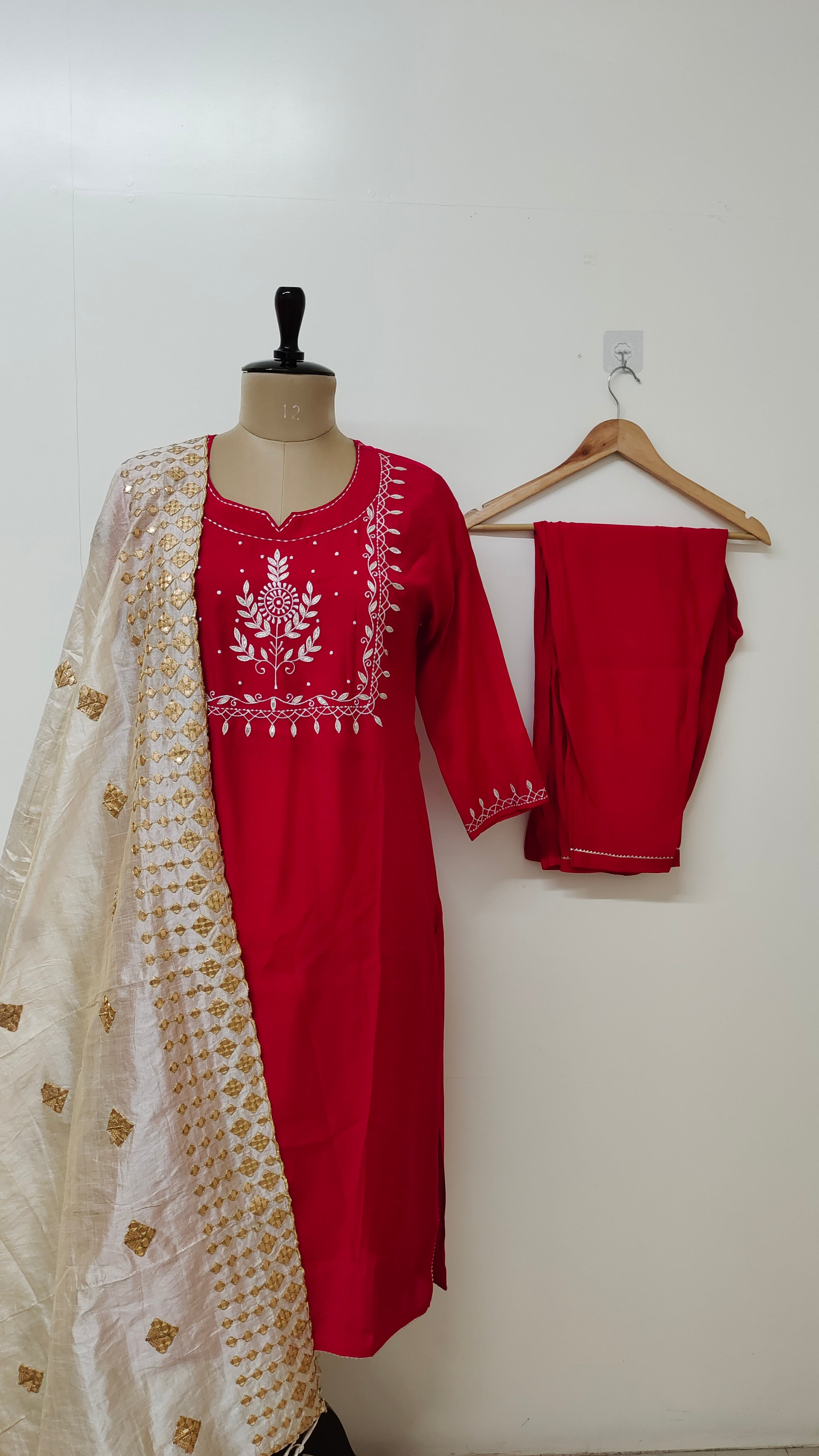 Gokhna Premium Muslin Embroidered Dupatta Set